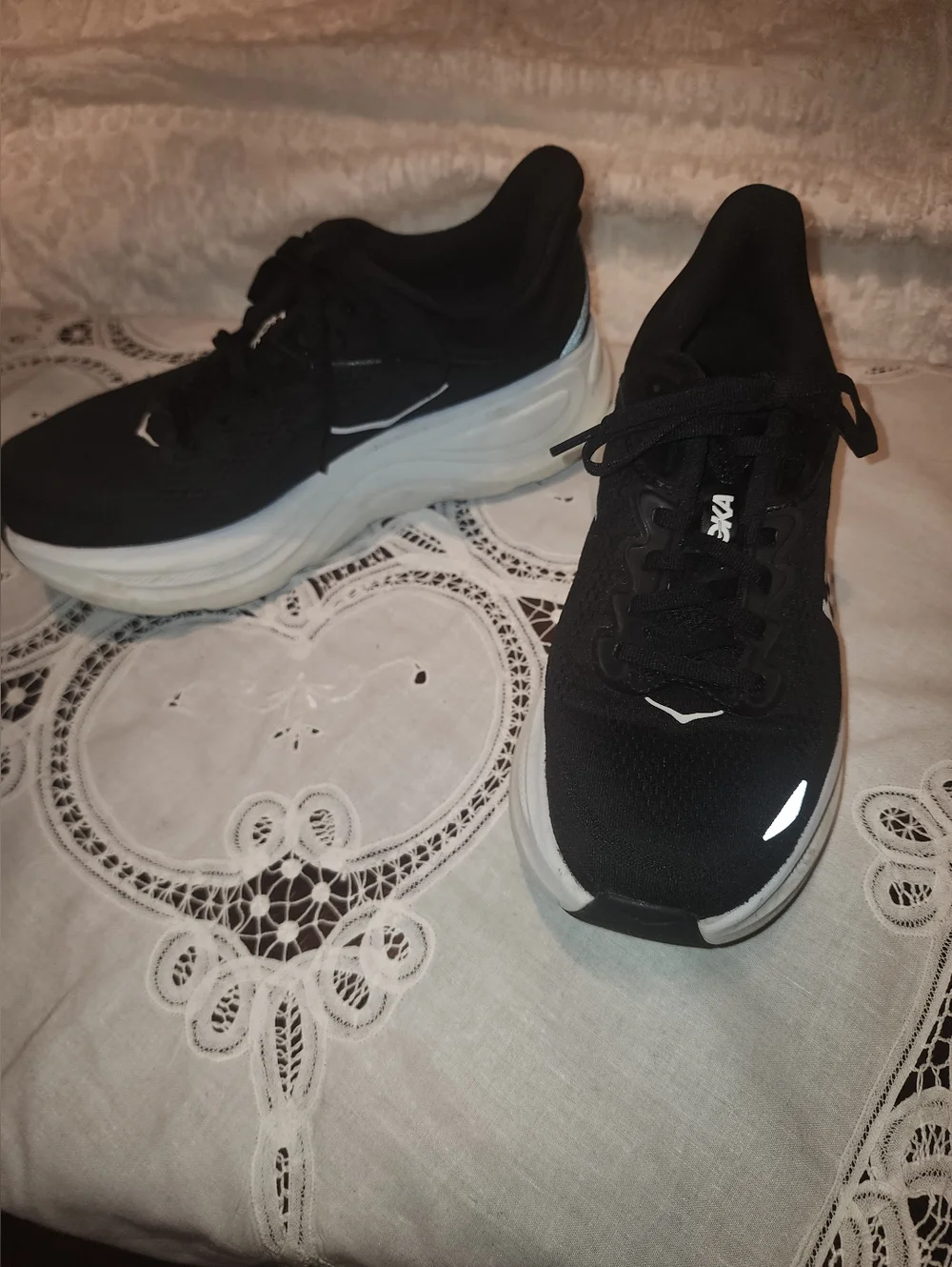 Hoka Bondi 9 Women’s 9B Black & White Runners Shoe - Picture 4 of 10